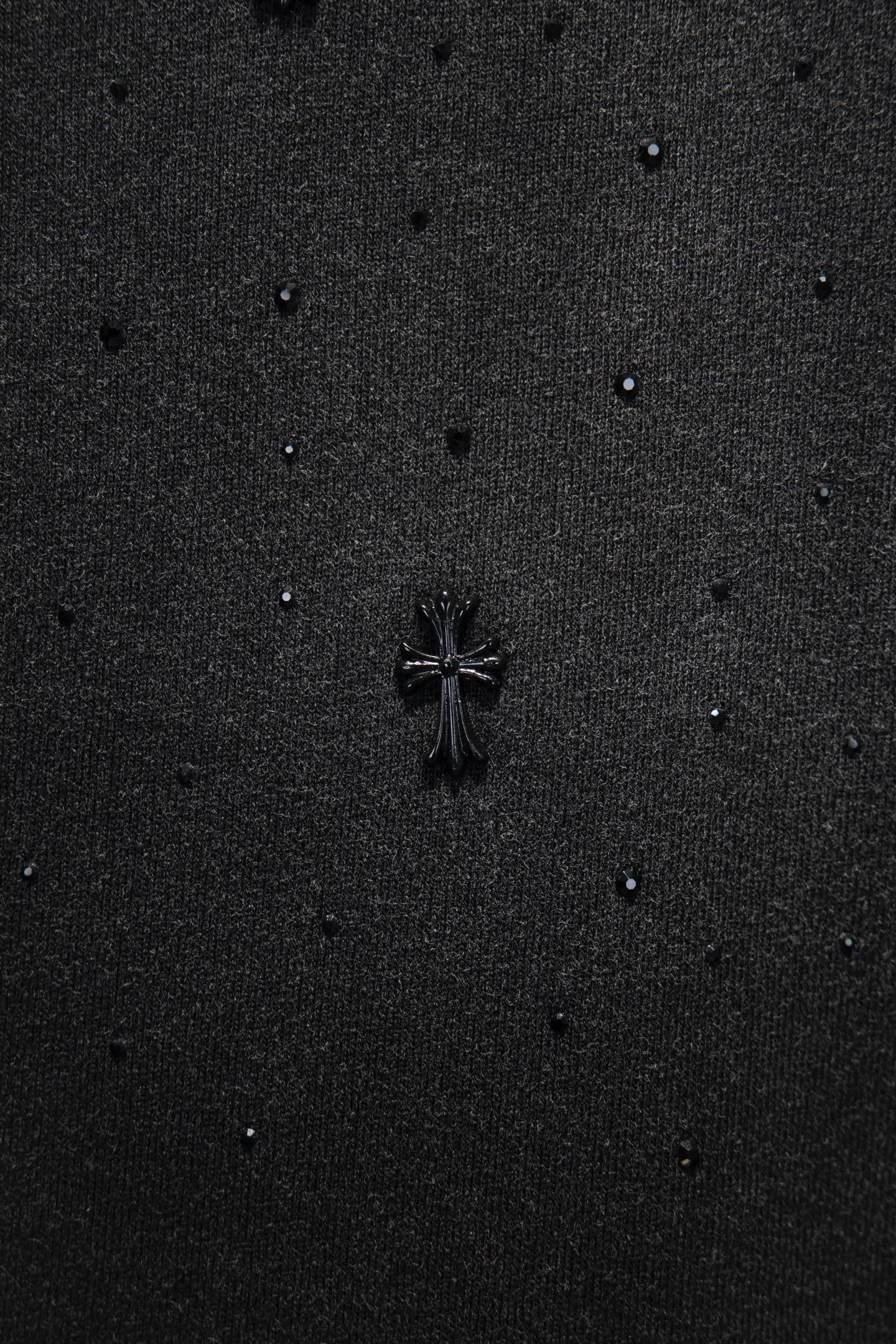 P180 🆕Chrome Hearts os version is really charming and Chrome Hearts is really a must-have. Each season's new version is made to the extreme. It is very practical and can be worn casually. Nice✔️ - ⚠️100% cotton. It is made of 32-count double yarn, 260-gram weight fabric and imported knitted carded cotton. It has moderate thickness, drape and contour, and the upper body is comfortable! ! It is very tolerant to fat body types and can instantly lose five pounds after wearing it!  Front panel #Back panel Neckline Bronzing elements# Imported hardware heavy craftsmanship and imported accessories. The body is washed, fried, frayed and added with handmade elements, which greatly increases the interest of the clothing; unique visual effects. The special fraying effect creates a unique distressed effect. The addition of handmade elements to the body greatly increases the interest of the clothing; it has a unique visual effect. After special fraying effect treatment, a unique distressed effect is formed. An irregular hem is added to the version. This year, Crow Heart is focusing on the version. In the past two years, the oversize version has become the focus of the trend. It has also been a popular staple in the past two years. The change of designers has made this brand an instant hit. The progressive fashion of the times also needs the blood impact of fresh elements and trendy designs in order to continue its glory! It’s stylish both inside and outside, a must-have for high street travel! An absolute "eye-catching style" that can match couples 💏 Color: Sandblasted Black Sandblasted Red Size: S M L XL